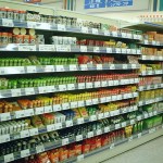 Estantería de supermercado con multitud de productos y precios. Controlarlos todos llevaría demasiado tiempo.