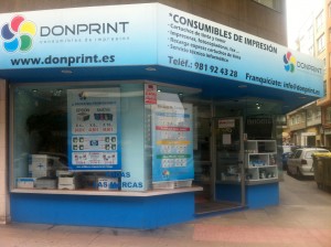 ¿Es rentable invertir en franquicias? La imagen muestra una tienda en esquina de Donprint con rótulos azules.