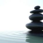 equilibrio de piedras en una torre sobre el agua