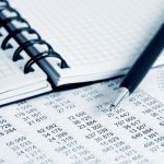 valor contable, imagen de una libreta y un bolígrafo sobre números