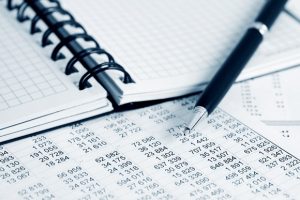 valor contable, imagen de una libreta y un bolígrafo sobre números