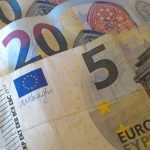 dos billetes de 20 euros y uno de 5 euros.