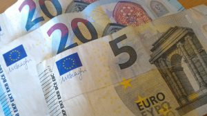 dos billetes de 20 euros y uno de 5 euros.