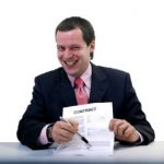 Un banquero malvado recomienda un fondo de inversión gestionado por un inversor profesional.