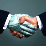 ampliación de capital representada por dos manos estrechadas, una de ellas con billetes.