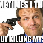 Hombre apuntándose a la cabeza con una pistola porque no entiende el fondo de comercio de un balance