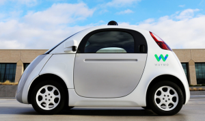 Vehículo autónomo de Waymo con sensores para la conducción, una de las razones para invertir en Google / Alphabet.