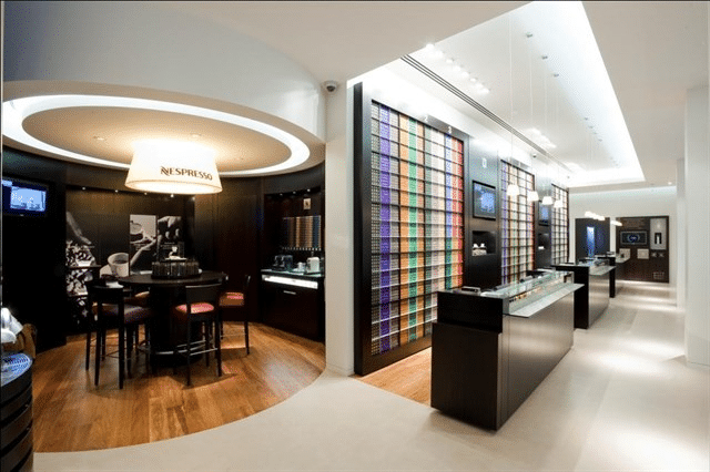 Tienda moderna de Nespresso, con mostradores y zona de desgustación